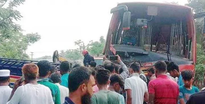 ফরিদপুরে বাসের সঙ্গে পিকআপ ভ্যানের ধাক্কা ফরিদপুরে বাসের সঙ্গে পিকআপ ভ্যানের ধাক্কা