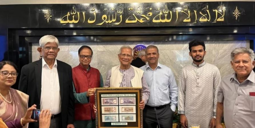 প্রধান উপদেষ্টার কাছে নতুন তিন ব্যাংকনোটের ছবি হস্তান্তর প্রধান উপদেষ্টার কাছে নতুন তিন ব্যাংকনোটের ছবি হস্তান্তর