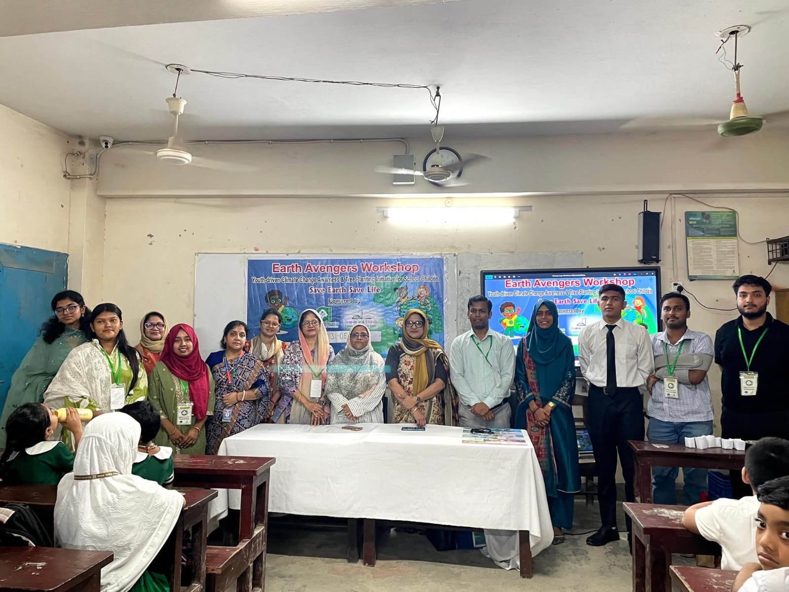 রায়েরবাজার উচ্চ বিদ্যালয়ে শিক্ষার্থীদের অনুপ্রাণিত করল ‘আর্থ অ্যাভেঞ্জার্স’ কর্মশালা