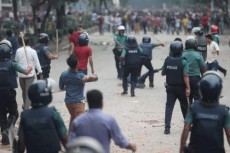 রাজধানীতে শিক্ষার্থীদের ওপর পুলিশের হামলা