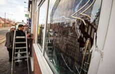 যুক্তরাজ্যে এক রাতে ৫ মসজিদে হামলা