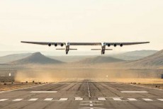 ক্যালিফোর্নিয়া থেকে আকাশে উড়লো বিশ্বের সবচেয়ে বড় উড়োজাহাজ