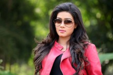 কাঁদছেন মাহি