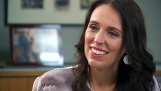 শিশুর ‘ঘুষ’ ফিরিয়ে দিলেন জাসিন্ডা আরডার্ন