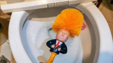 চীনে ‘ট্রাম্প টয়লেট ব্রাশ’ কেনার হিড়িক