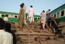 পাকিস্তানে ট্রেনের মুখোমুখি সংঘর্ষে নিহত ১৬