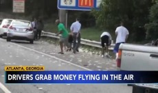 আটলান্টার রাস্তায় উড়ছে লাখ লাখ ডলার, কুড়াচ্ছে মানুষ