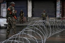 অনাহারে দিন কাটছে কাশ্মিরবাসীর