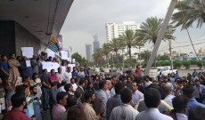 ইমরান খানের আহ্বানে আধা ঘন্টার জন্য নিশ্চল পাকিস্তান