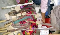ঢাবির হলের ছাদে পাওয়া গেল রামদা-ছুরি
