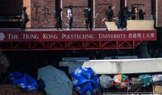 হংকংয়ে পুলিশকে তীর ছুঁড়ছে বিক্ষোভকারীরা