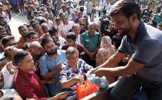 ২ ঘন্টা লাইনে দাড়িয়ে এক কেজি পেঁয়াজ কিনলেন সিলেটের মেয়র