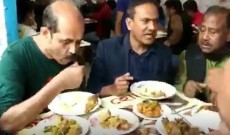এবার সাধারণ হোটেলে খাবার খেলেন মেয়র প্রার্থী আতিকুল