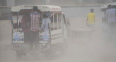 দূষিত বাতাসের শহরের তালিকায় ফের শীর্ষে ঢাকা