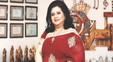 যুক্তরাজ্য থেকে এসে হোম কোয়ারেন্টাইনে রুনা লায়লা