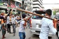 খালেদা জিয়ার গাড়িবহরে হামলার করে, উল্টে আওমীলিগ মামলা করলো বিএনপি,র নামে – হায়  সেলুকাস ! কি বিচিত্র বাংলাদেশ ।