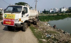 ময়লা-আবর্জনায় ভর্তি নোংরা পানি দিয়ে জীবাণুনাশক স্প্রে!