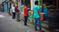 ঝালকাঠিতে দূরত্ব বজায় রাখতে দোকানের সামনে গোল বৃত্ত