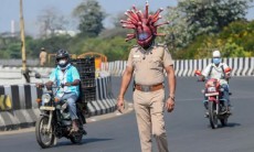 মাথায় করোনা ভাইরাস নিয়ে রাস্তায় পুলিশ