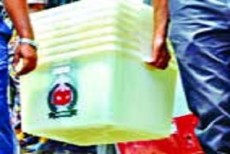 নারীদের ভোট দিচ্ছে পুরুষরা