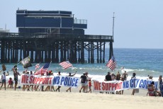 অরেঞ্জ কাউন্টির সৈকতে নিষেধাজ্ঞা মানছেন না অনেকেই
