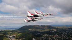 লস এঞ্জেলেসে করোনা যোদ্ধাদের সম্মানে বিমানবাহিনীর মহড়া শুক্রবার