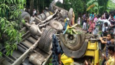 গাইবান্ধায় ট্রাক উল্টে ১৩ জনের প্রানহানি