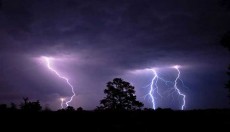 দেশে ১০ জেলায় বজ্রপাতে ২২ জনের মৃত্যু