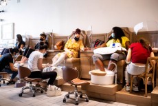 স্বাস্থ্যবিধি মেনে লস এঞ্জেলেসে চালু হল স্যালুন, বারসহ ব্যবসা প্রতিষ্ঠান