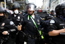 লস এঞ্জেলসে স্কুল পুলিশ বিলুপ্তি বিবচনা করতে সভা ডেকেছে এডুকেশন বোর্ড