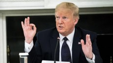 করোনার মধ্যে স্কুল খোলার হুমকি দিল ট্রাম্প