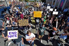 ব্লাক লাইফস মেটারের ম্যুরাল সরানোর প্রতিবাদে বিক্ষোভ