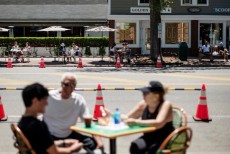 আউটডোর ডাইনিঙে ক্যালিফোর্নিয়ায় কয়েক সিটির রাস্তা বন্ধ