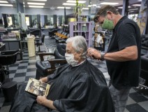 ক্যালিফোর্নিয়ায় সংক্রমণ বৃদ্ধির মধ্যেই সেলুন ও পার্লার খোলা হচ্ছে