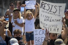 লস এঞ্জেলেসে বর্ণবাদ ও পক্ষপাতিত্ব মোকাবেলায় পরিকল্পনা গৃহীত