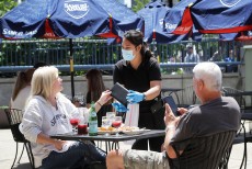 মহামারীতে যেভাবে টিকে থাকার চেষ্টায় লস এঞ্জেলেসের রেস্টুরেন্ট