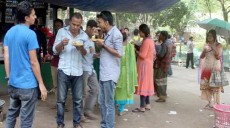 দাঁড়িয়ে খাবার খেলে কী হয় জানেন?