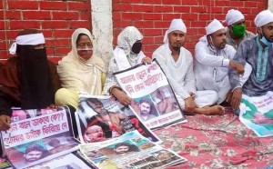 বন্দরবাজার পুলিশ ফাঁড়ির সামনে অনশনে রায়হানের মা