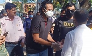 ছবি তুলতে চাওয়ায় ভক্তের মোবাইল ভেঙে ফেললেন সাকিব!