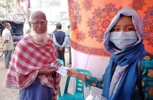 টিফিনের টাকা বাঁচিয়ে স্কুল ছাত্রী রোজার মাস্ক বিতরণ