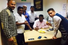 লন্ডনে প্রবাসী দলীয় নেতাকর্মীদের আম খাওয়ালেন শেখ হাসিনা