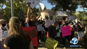 লস এঞ্জেলেসে কাউন্টি সুপারভাইজারের বাড়ি ঘেরাও করলো রেস্টুরেন্ট মালিকেরা