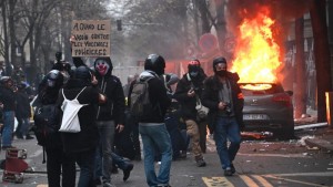 ভিক্ষোভে উত্তাল ফ্রান্স