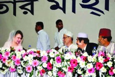 রাজনীতিবিদদের সঙ্গে ইফতার করলেন খালেদা জিয়া