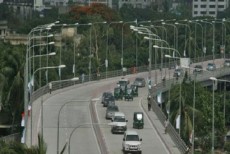 গুলি করে ফ্লাইওভার থেকে প্রাইভেটকার ছিনতাই