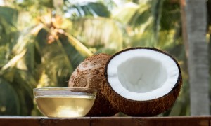 ত্বকের যত্নে নারিকেল তেল