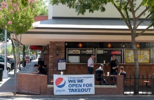 লস এঞ্জেলেসে সীমিত আকারে খুলছে ব্যবসা প্রতিষ্ঠান