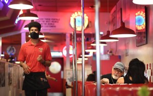 লস এঞ্জেলেসে উন্মুক্তস্থানে বসে আহারের অনুমতি মিললো