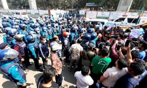 পরীক্ষার দাবিতে বিক্ষোভ: ঢাকায় জাতীয় বিশ্ববিদ্যালয়ের ১০ শিক্ষার্থী আটক