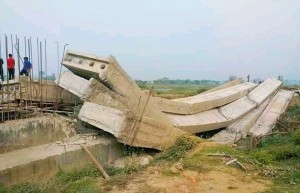 উদ্বোধনের আগেই ধসে পড়ল সেতু